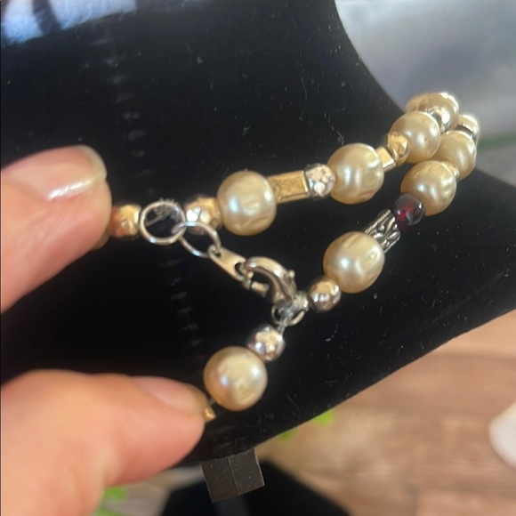 Elegant Gold and Cream Beaded Necklace - Picture 4 of 6